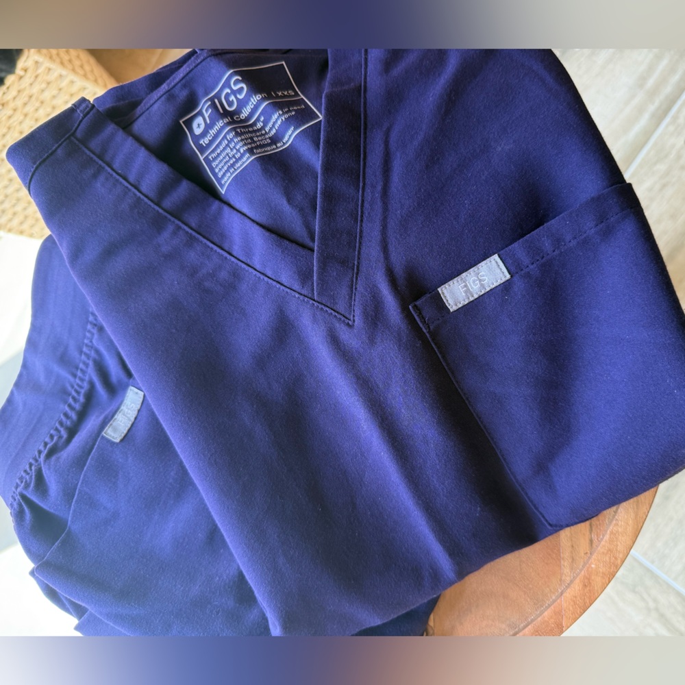 FIGS Bundle of 3 Sets of Scrubs - Picture 5 of 6